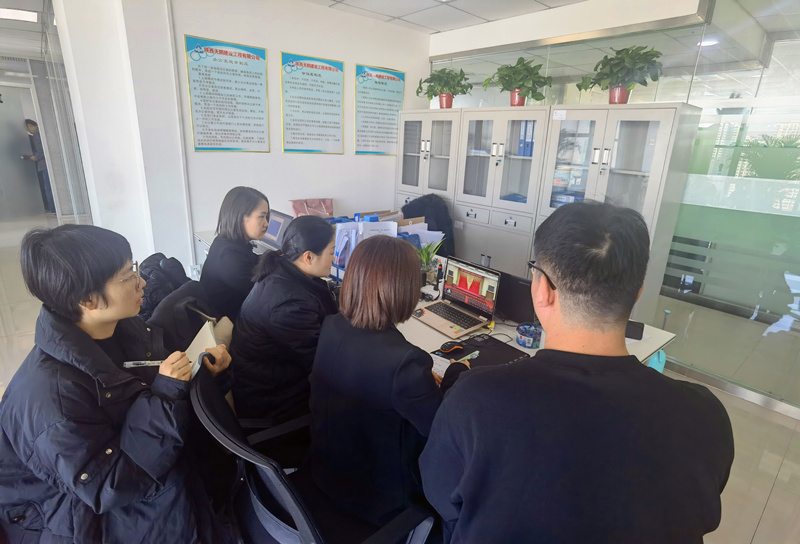 沣京公司各部门利用班前会、部门会等多时段，通过电脑、手机等多种方式组织职工深入学习中国共产党第十九届中央委员会第六次全体会议公报，深刻领悟十九届六中全会审议通过的《中共中央关于党的百年奋斗重大成就和历史经验的决议》精神，牢记“十个坚持”，从而更加坚定干部职工的初心和使命，在奋进新征程中展现新担当。_副本.jpg