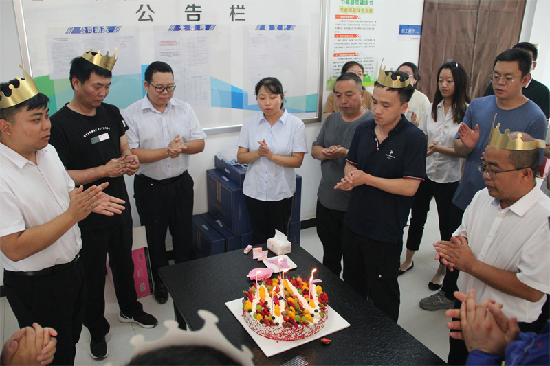 咸阳公司集体生日会活动温馨举办-1.jpg