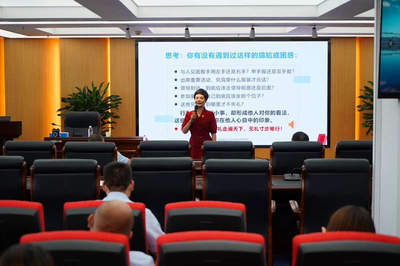 选煤公司举办商务礼仪培训会-1.png